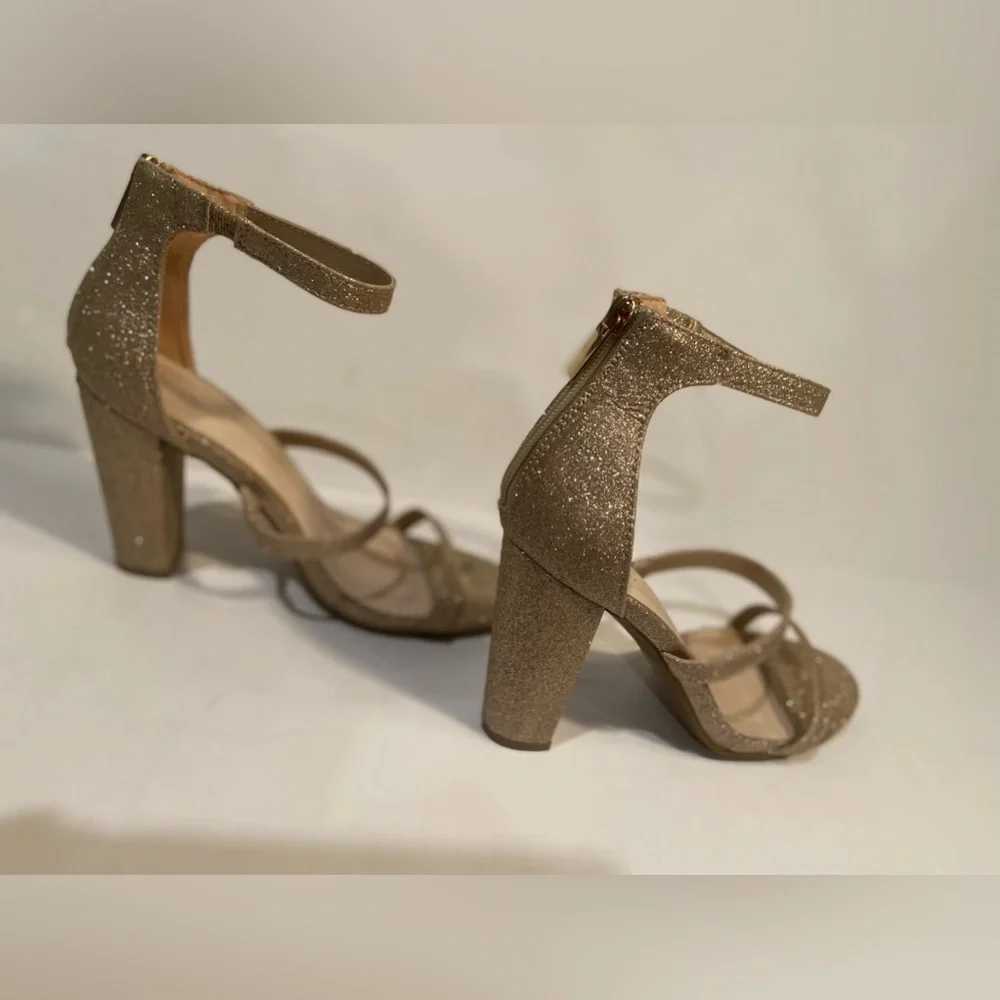 David’s Bridal~Glittery Triple Strap~Block Heel Sandal~Back Zip Closure~Size 7